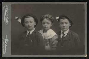 Portret van drie Oostenrijkse kinderen door Austrian Photographer