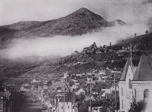 Algemeen uitzicht op Rossland, met zicht op de Le Roi-mijn door Photographer Canadian