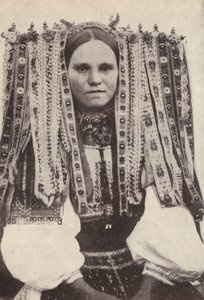 Tsjechische vrouw met een hoofdband van linten waarbij elk lint een vrijer aangeeft die ze in het huwelijk heeft geweigerd door Photographer Czech