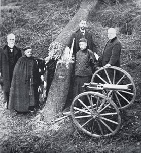 Hiram Maxim demonstreert de kracht van zijn geweer aan Chinese regeringsfunctionarissen door Photographer English