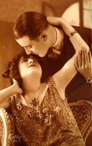 Frans stel uit de jaren 1920 omhelst elkaar door Photographer French