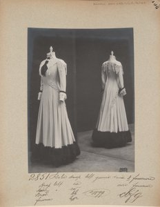 Albumblad: House of Worth, Middagjurk door Photographer French