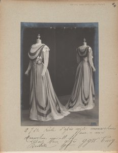 Albumblad: House of Worth, Middagjurk door Photographer French