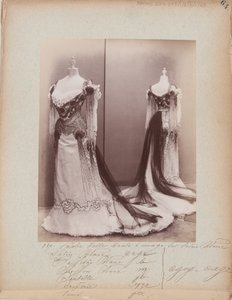 Albumblad: House of Worth, Baljurk door Photographer French