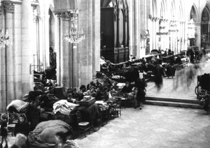 Mensen zoeken toevlucht in de Kathedraal van Caen, juli 1944 (zw/w foto)