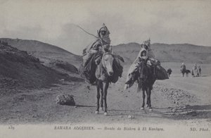 Reizigers in de Algerijnse Sahara op de weg van Biskra naar El Kantara (zw/w foto)