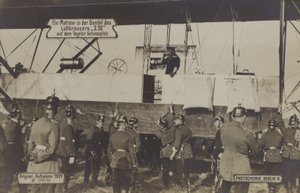 Een matroos in de gondel van Zeppelin LZ III op het schietterrein van Tegel, Berlijn door Photographer German