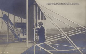 Amerikaanse vliegenier Orville Wright inspecteert de motor van zijn vliegtuig (zwart-wit foto) door Photographer German