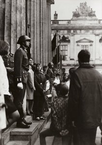 Bij het monument voor de slachtoffers van fascisme en militarisme eren soldaten van het Nationale Volksleger de pioniers van vrede en socialisme door Photographer German
