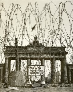Prikkeldraad voor de Brandenburger Tor, Berlijn, Duitsland, tijdens de geallieerde bezetting van de stad na de Tweede Wereldoorlog