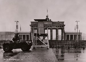 Britse pantserwagen op de grens tussen Oost- en West-Berlijn bij de Brandenburger Tor
