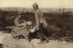 Gevangen Franse soldaat vervoert zijn gewonde kameraad in een kruiwagen, Eerste Wereldoorlog door Photographer German