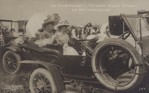 Kroonprinses Cecilie en prinses August Wilhelm van Duitsland op een Zeppelin landingsplaats