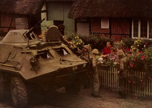 Tijdens een Rustpauze op een Mars, Soldaten van het Nationale Volksleger worden Hartelijk Verwelkomd door Inwoners door Photographer German