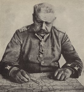 Veldmaarschalk von Hindenburg bestudeert een kaart