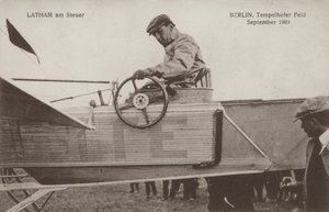 Franse vliegenier Hubert Latham aan de besturing van zijn vliegtuig, Tempelhof vliegveld, Berlijn, september 1909 door Photographer German