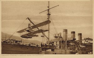 Frans marinevliegtuig wordt op een schip getild door Photographer German