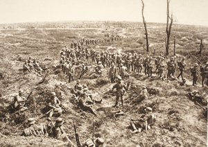 Duitse infanterie steekt Chemin des Dames over om de terugtrekkende vijand te volgen, 27 mei 1918 (zw/w foto)