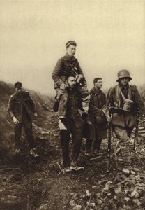 Duitse infanterist met een beenwond gedragen van het slagveld door Britse gevangenen, Eerste Wereldoorlog door Photographer German