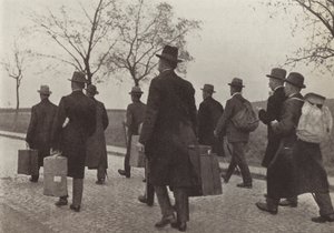 Duitse spoorwegarbeiders verdreven uit het Ruhrgebied voor deelname aan de campagne van burgerlijke ongehoorzaamheid tijdens de Franse bezetting, augustus 1923 (zwart-wit foto) door Photographer German