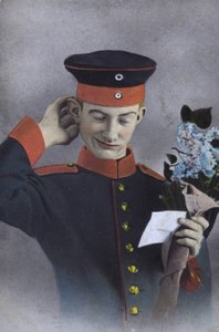Duitse soldaat met een briefje en een bos bloemen