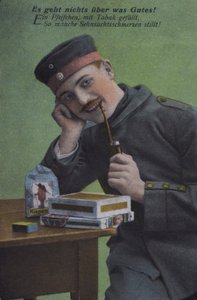 Duitse soldaat die zijn pijp rookt door Photographer German