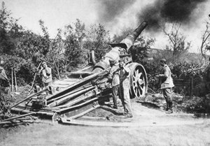 Duitse soldaten die een zwaar kanon afvuren
