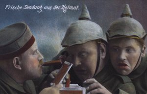 Duitse soldaten ontvangen een pakket sigaren van thuis