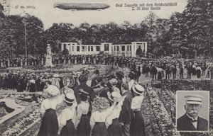 Graaf Ferdinand von Zeppelin en zijn luchtschip LZ III boven Berlijn door Photographer German