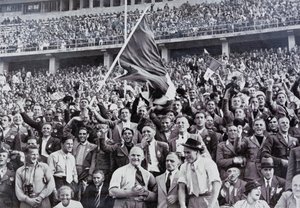 Italiaanse fans die hun atleten ondersteunen in het stadion tijdens de Olympische Spelen, Berlijn, Duitsland door Photographer German