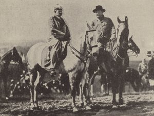 Kaiser Wilhelm II van Duitsland en de Amerikaanse president Theodore Roosevelt kijken naar het Duitse leger tijdens manoeuvres door Photographer German