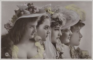 Rij vrouwen in historische kleding