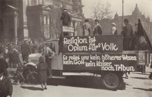 Vrachtwagen beklad met communistische slogans op de straten van Berlijn, Duitsland door Photographer German