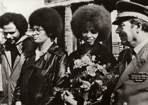 Op 11 september 1972 werd de moedige Amerikaanse communist en burgerrechtenverdediger Angela Davis hartelijk verwelkomd door de soldaten van het Nationale Volksleger van de Duitse Democratische Republiek bij de Brandenburger Tor