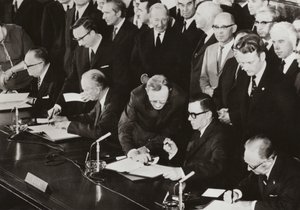 Op 3 juni 1972 ondertekenden de ministers van Buitenlandse Zaken van de Vier Mogendheden het eindprotocol van de Viermogendhedenovereenkomst over West-Berlijn in het gebouw dat vroeger werd gebruikt door de Geallieerde Controle Raad in het Amerikaanse sect door Photographer German