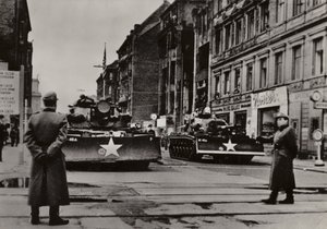 Bijzonder ernstige provocaties begonnen tussen 24 en 28 oktober 1961 toen zwaarbewapende Amerikaanse soldaten, ondersteund door tanks, herhaaldelijk de staatsgrens van de Duitse Democratische Republiek schonden door Photographer German