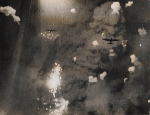 Foto genomen toen Royal Air Force Lancasters Dresden aanvielen (zwart-wit foto) door Photographer German