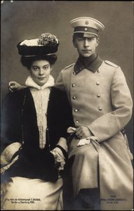 Prinses Cecilie met Prins Willem, Jas en Hoed