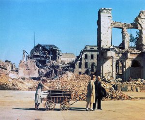 Vluchtelingen in Berlijn, juni 1945 (foto) door Photographer German
