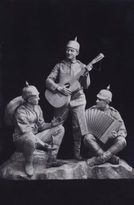 Beeldhouwwerk dat een groep Duitse soldaten uit de Eerste Wereldoorlog toont die muziek maken door Photographer German