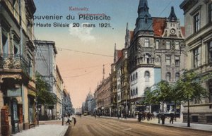 Straat in Katowice, Polen, souvenir ansichtkaart ter herdenking van het referendum in Opper-Silezië gehouden op 20 maart 1921 om een deel van de grens tussen Polen en Duitsland te bepalen