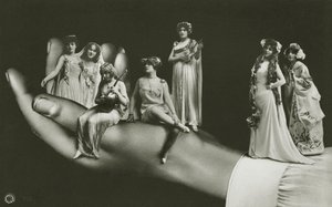 Surrealistische hand die verschillende vrouwen vasthoudt door Photographer German