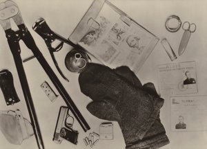 De uitrusting van de terrorist Wohlfarth die op 9 december 1961 vanuit West-Berlijn binnendrong...