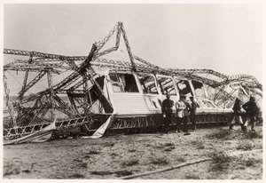 De ruïnes van de Zeppelin LZ10 "Schwaben" na de vernietiging op 28 juni 1912 door Photographer German