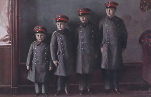 De zonen van Kroonprins Wilhelm van Duitsland in militair uniform (foto)