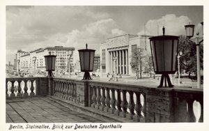 Uitzicht op de Deutschen Sporthalle, Stalinallee, Oost-Berlijn, ca. 1950s door Photographer German