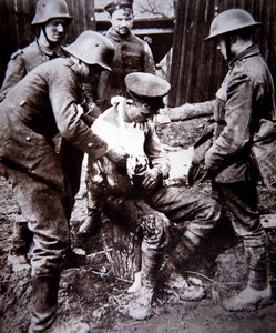 Duitse medische ordonnans verzorgt een gewonde Britse soldaat aan het Westfront tijdens WOI