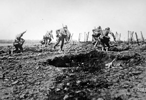 Duitse stormtroepen van de Eerste Wereldoorlog rukken op bij Sedan met zakken granaten om hun nek, Westfront door Photographer German