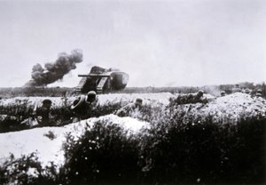 Duitse stormtroepen uit WOI gewapend met vlammenwerper, ondersteund door een buitgemaakte Britse Mark IV tank