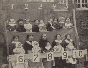 Vrouwen en kinderen van bezet Noord-Frankrijk poseren voor een Duitse foto door Photographer German